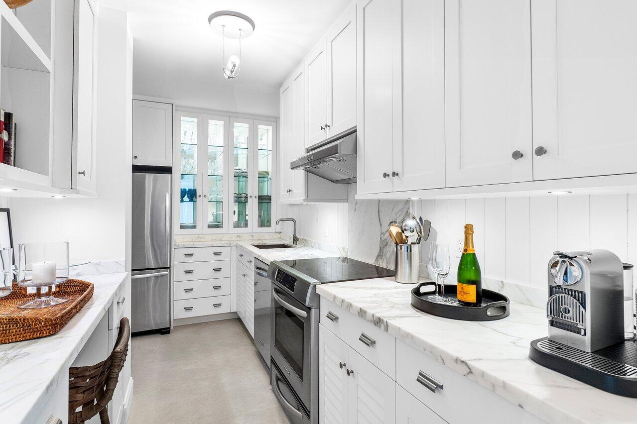 2760 South Ocean Boulevard, Unit 116 Palm Beach, FL 33480 - Photo 17 of 61 Kitchen