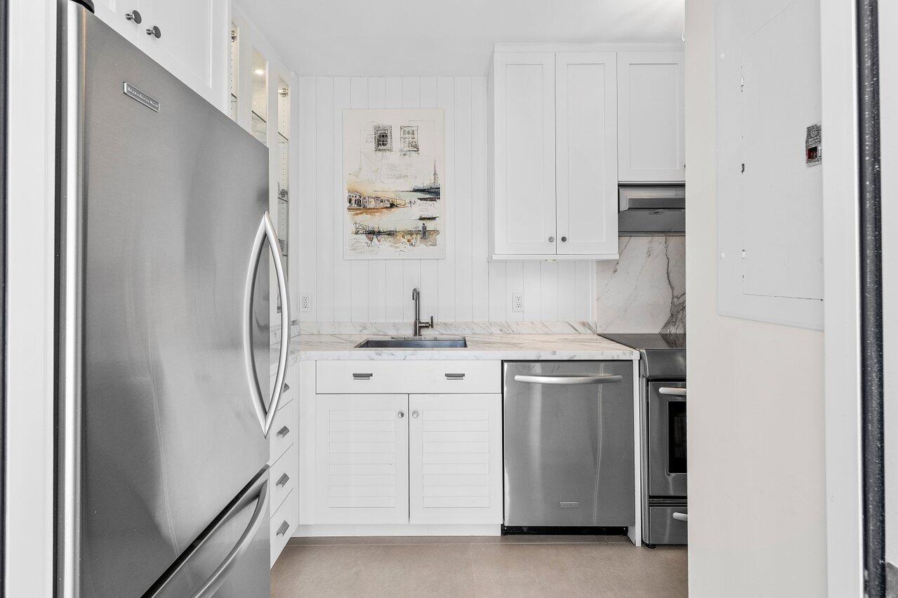 2760 South Ocean Boulevard, Unit 116 Palm Beach, FL 33480 - Photo 18 of 61 Kitchen