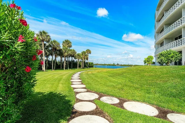 $1,760,000 | 2760 South Ocean Boulevard, Unit 116, Palm Beach, FL 33480