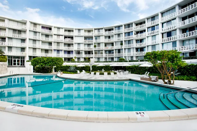 $1,760,000 | 2760 South Ocean Boulevard, Unit 116, Palm Beach, FL 33480