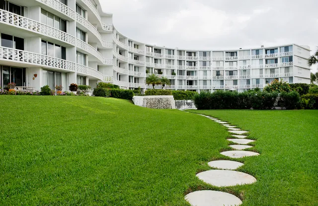 $1,760,000 | 2760 South Ocean Boulevard, Unit 116, Palm Beach, FL 33480