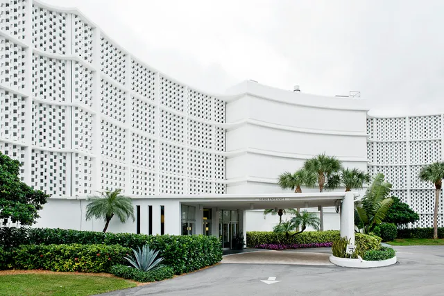 $1,760,000 | 2760 South Ocean Boulevard, Unit 116, Palm Beach, FL 33480