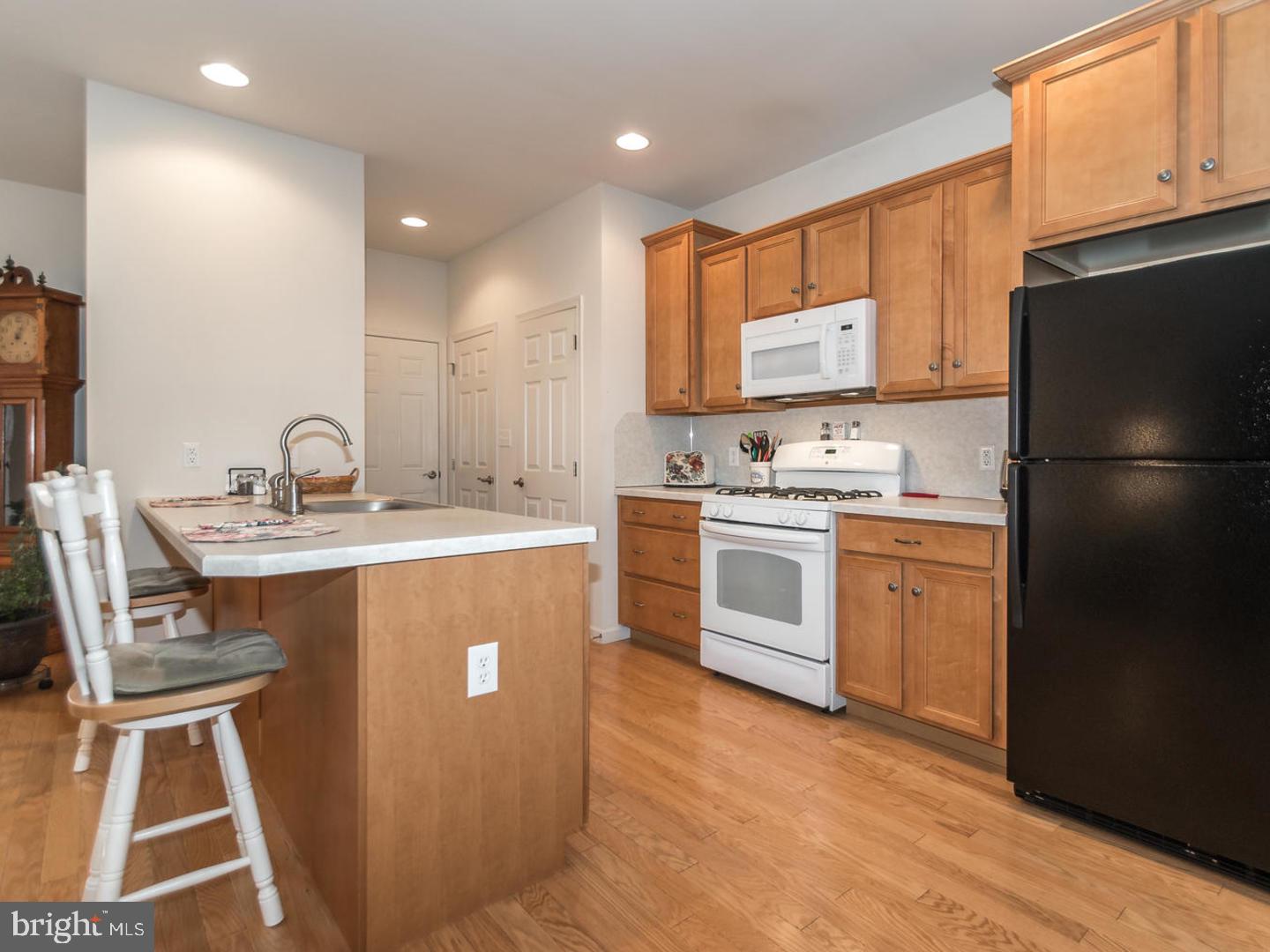 413 Laurel Ridge Path Cochranville, PA 19330 - Photo 6 of 26 Kitchen with Breakfast Bar and hardwood floors