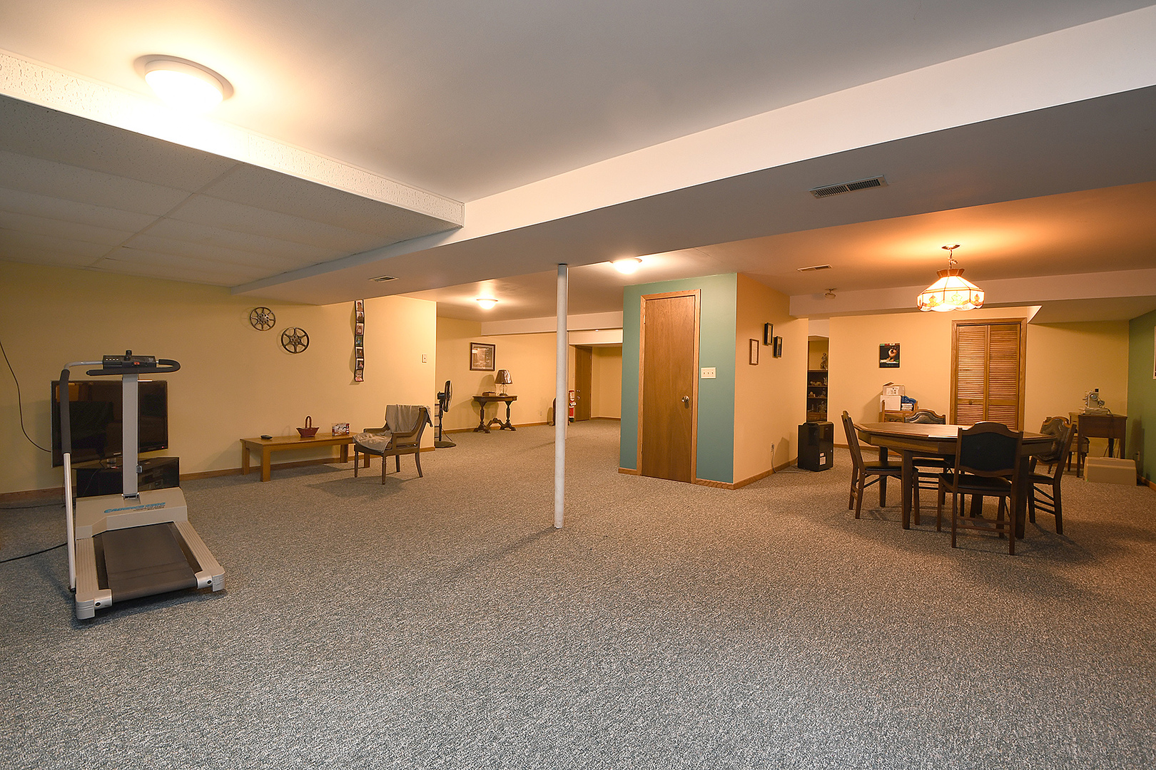 32220 South Cedar Road Manhattan, IL 60442 - Photo 23 of 46 a lobby with furniture and a table