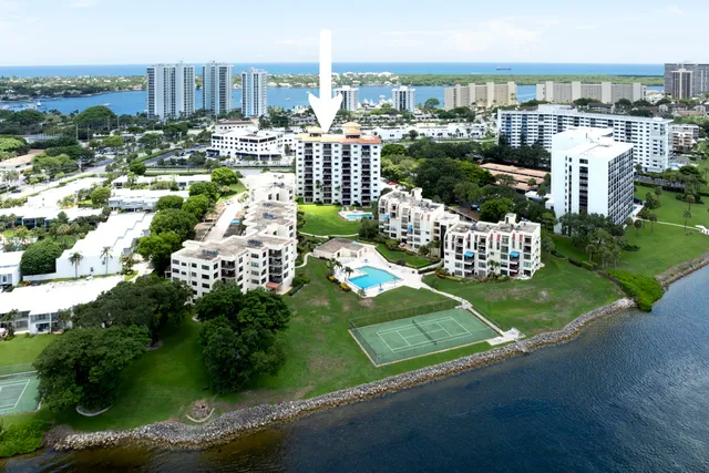 a view of an entryway with a livingroom