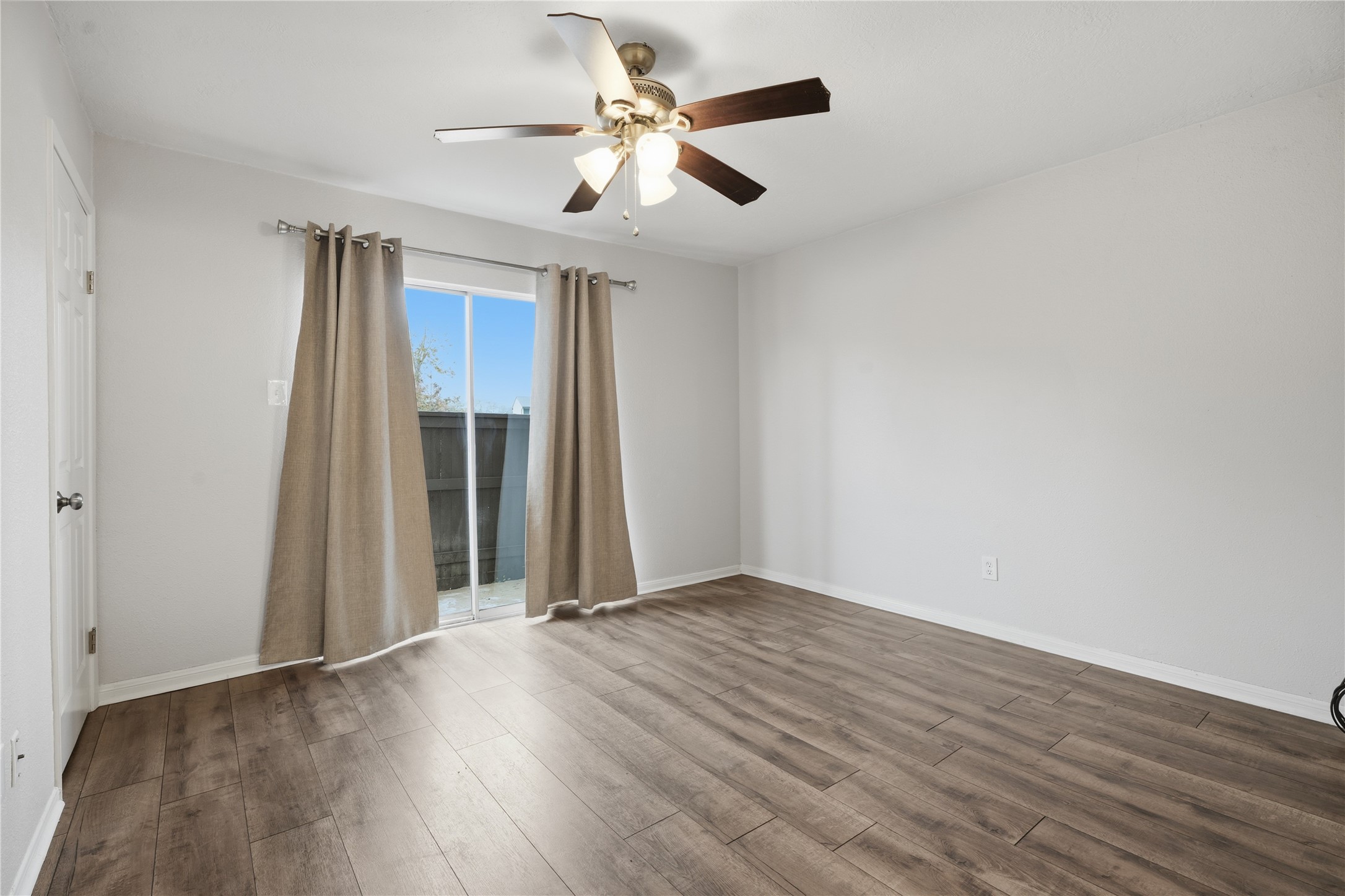1500 Bay Area Boulevard, Unit 348 Houston, TX 77058 - Photo 5 of 13 Spacious bedroom with outdoor access.