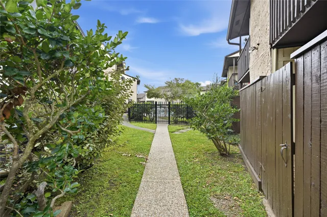 a view of a pathway with house on both side