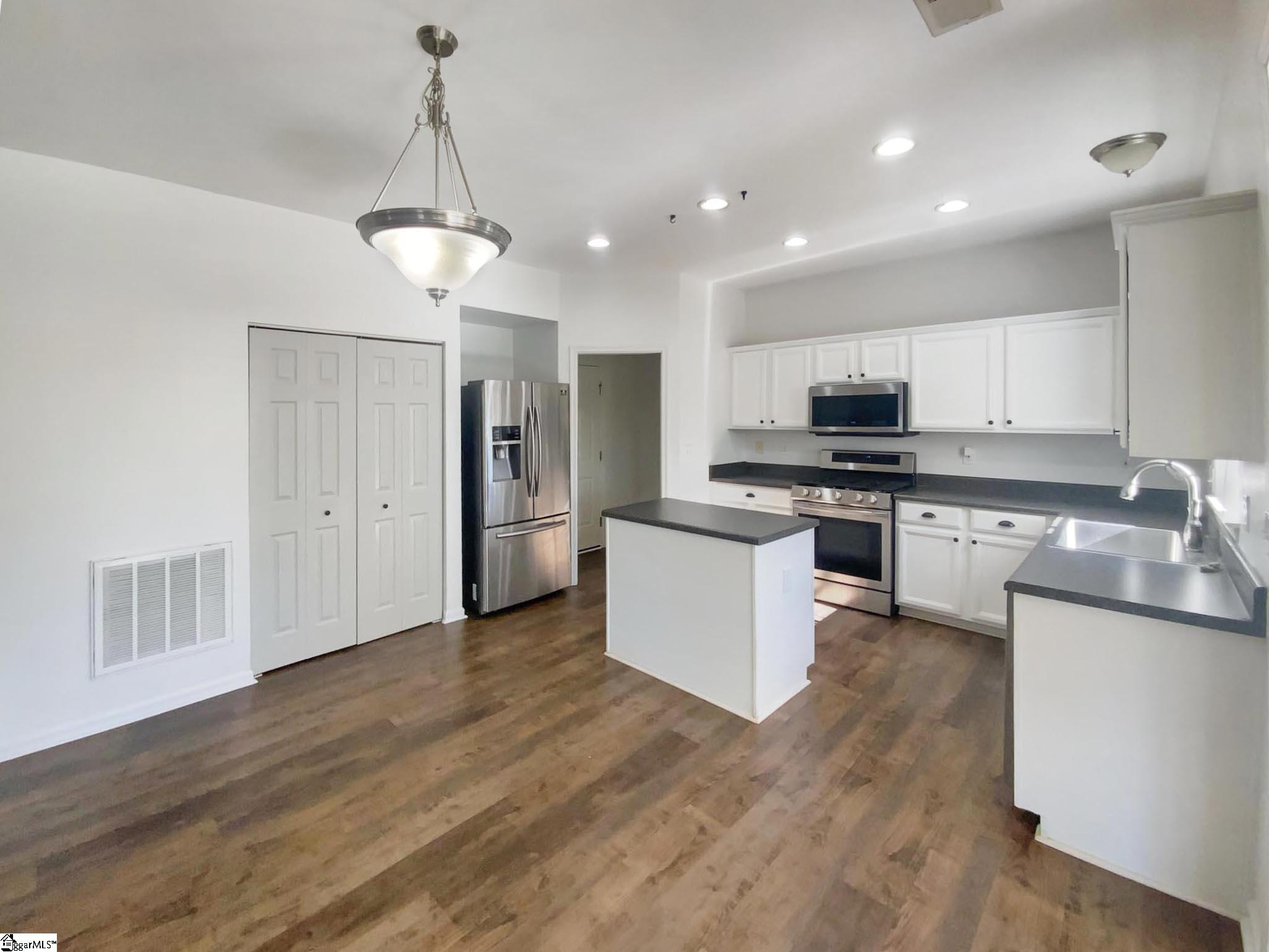 139 Castleton Circle Boiling Springs, SC 29316 - Photo 2 of 25