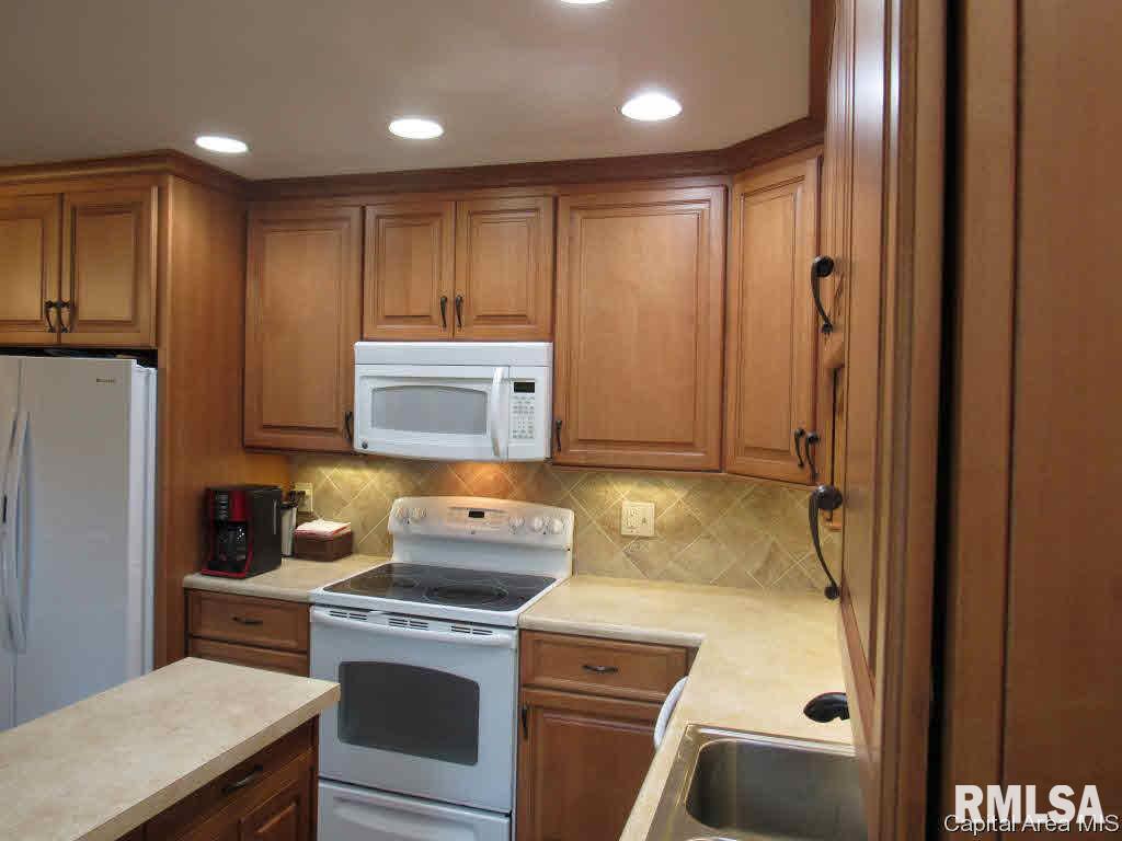 2518 Plateau Drive Springfield, IL 62707 - Photo 8 of 28 Gallery Image 8