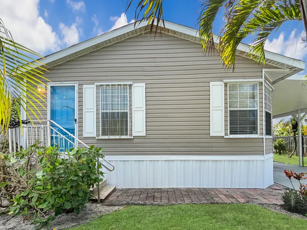 $2,500 | 7568 Southeast Swan Avenue, Hobe Sound, FL 33455