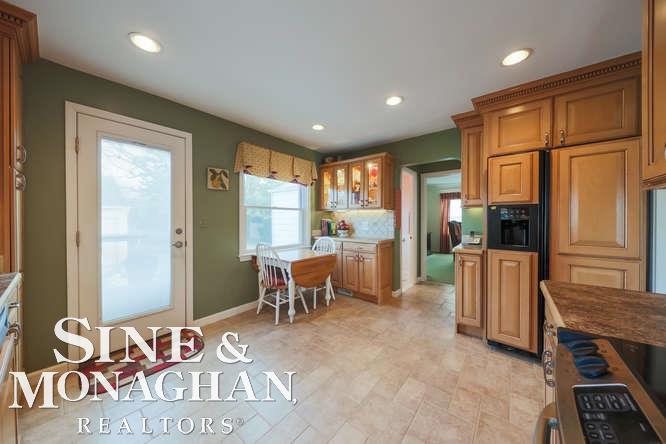 1660 Fairholme Road Grosse Pointe Woods, MI 48236 - Photo 15 of 32