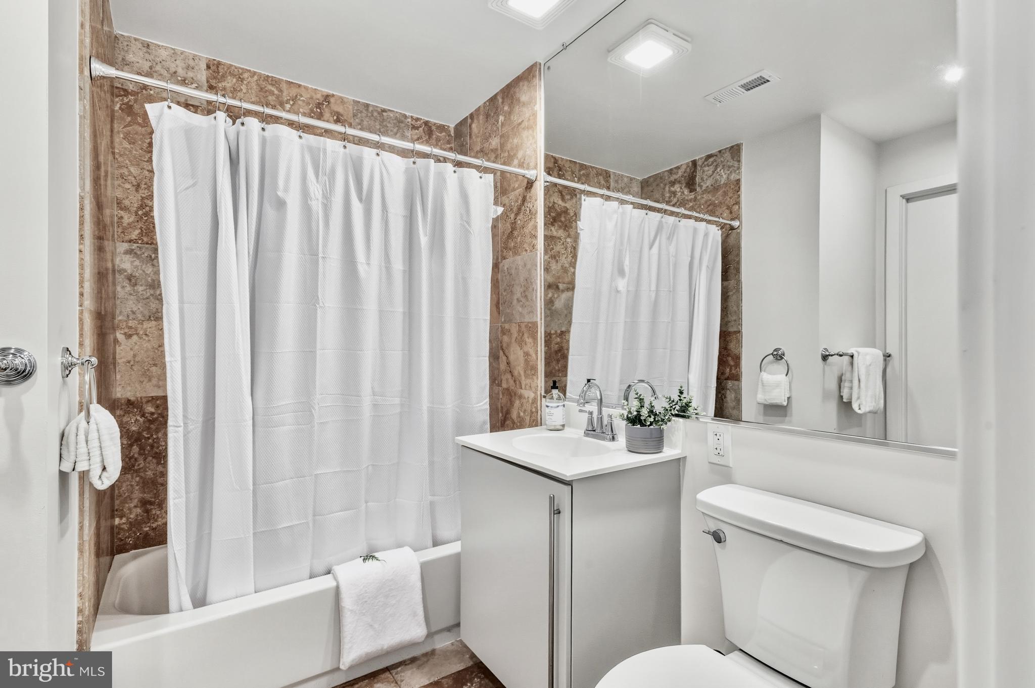 1300 13th Street Northwest, Unit 801 Washington, DC 20005 - Photo 19 of 28 Bathroom 2