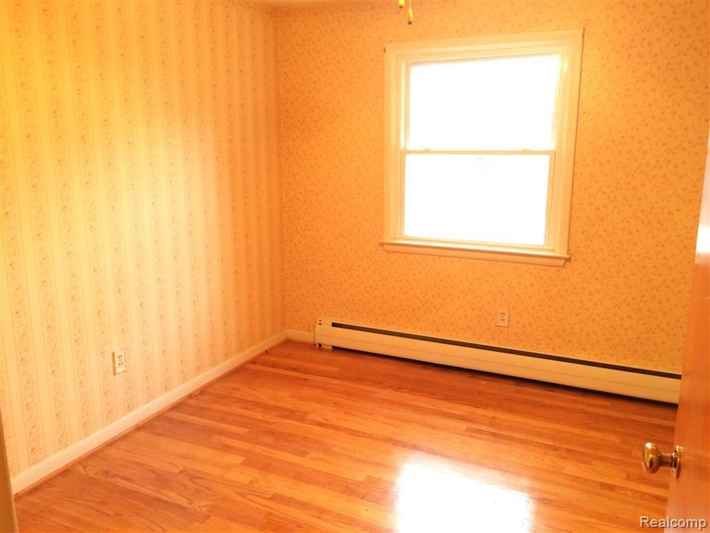 375 Triangle Lake Road Howell, MI 48843 - Photo 17 of 32 Third bedroom with hardwood floor.
