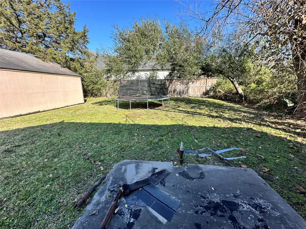 a view of a back yard