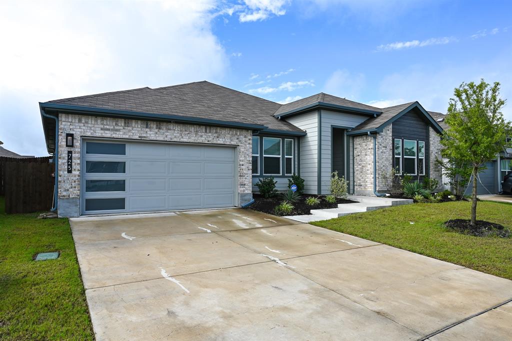 725 Golden Gate Pk Road Alvarado, TX 76009 - Photo 3 of 35 2-car garage