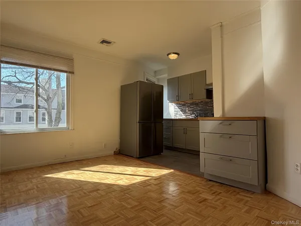 $3,300 | 196-03 42nd Avenue, Unit 1F | Auburndale