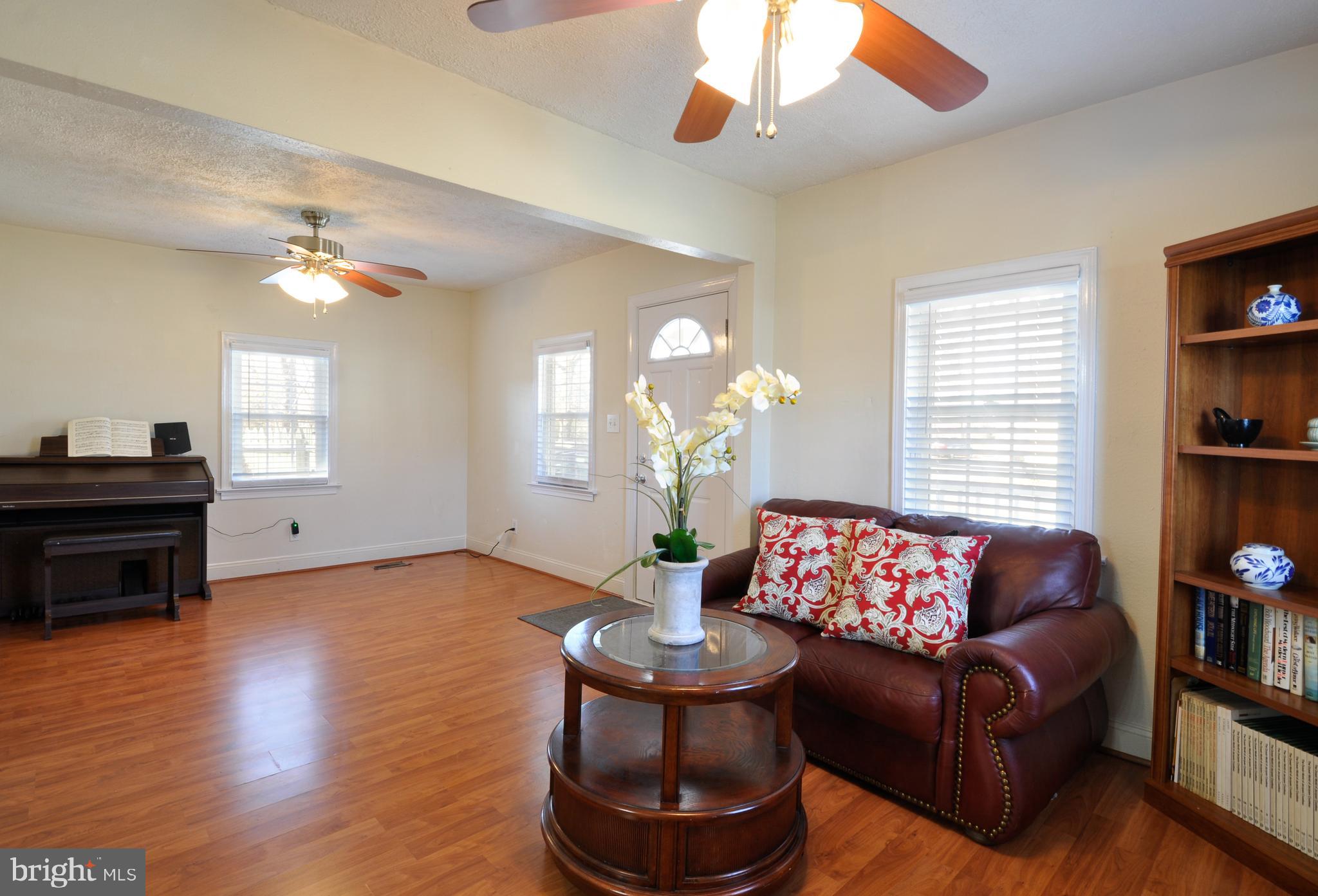 401 Musselman Road Fredericksburg, VA 22405 - Photo 14 of 39 LIVING ROOM