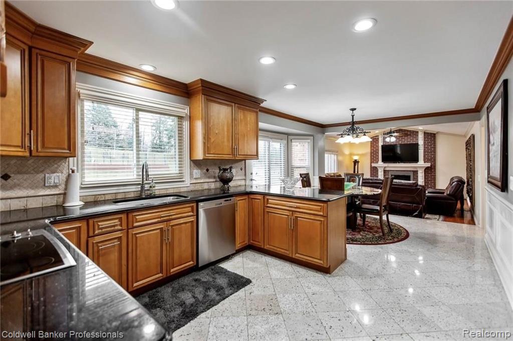 548 Rolling Green Circle Rochester Hills, MI 48309 - Photo 7 of 65