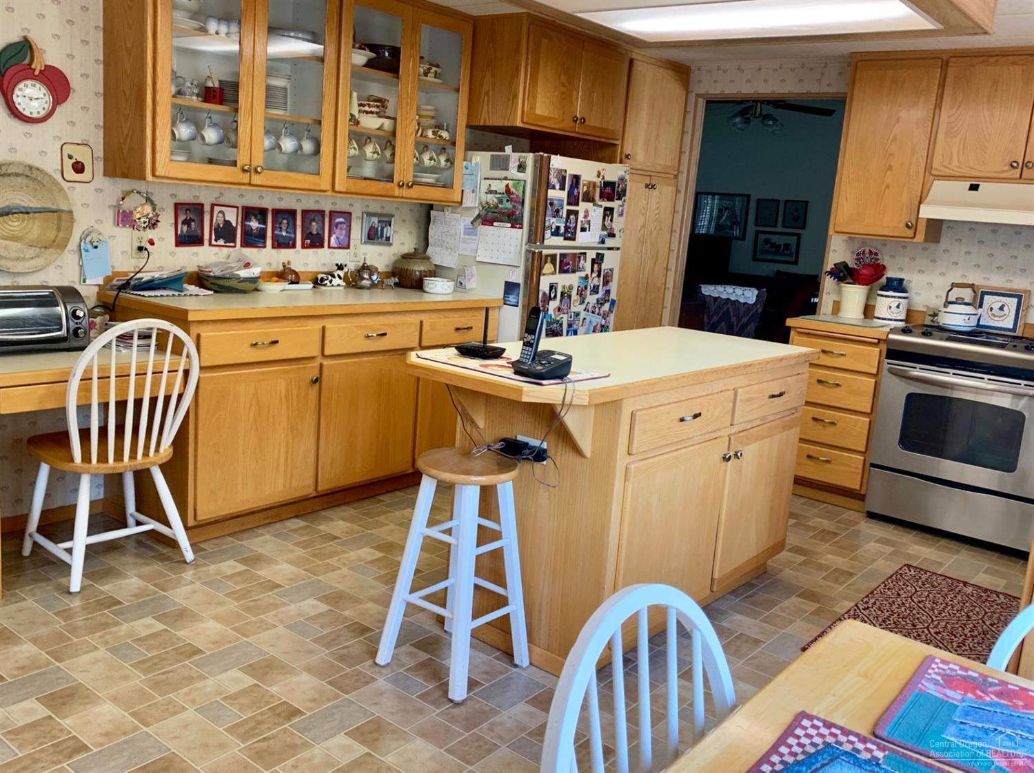 6565 Southeast Canyon Road Prineville, OR 97754 - Photo 9 of 25 Kitchen