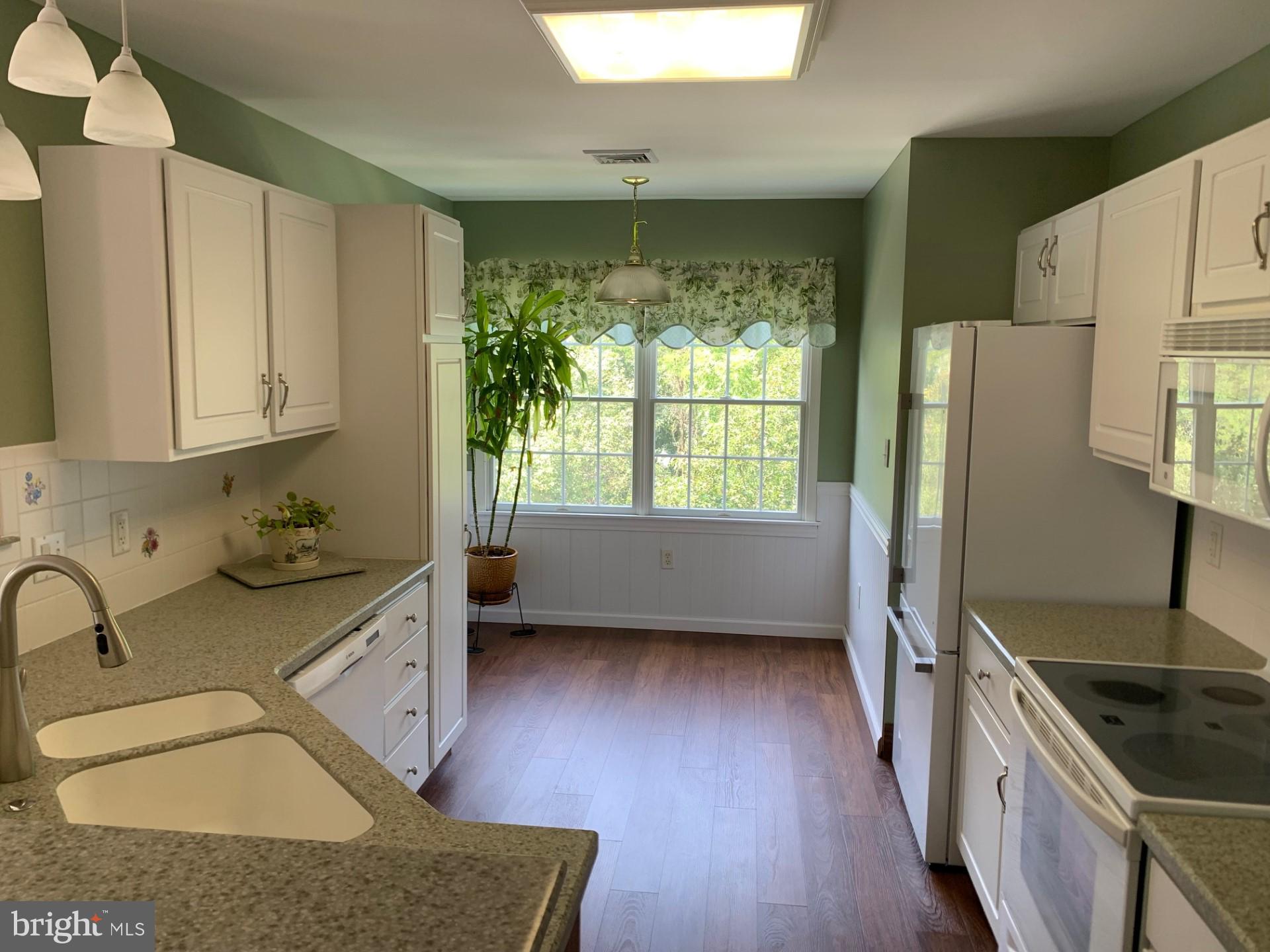 4639 Deer Path Road Harrisburg, PA 17110 - Photo 11 of 33 Kitchen & breakfast nook