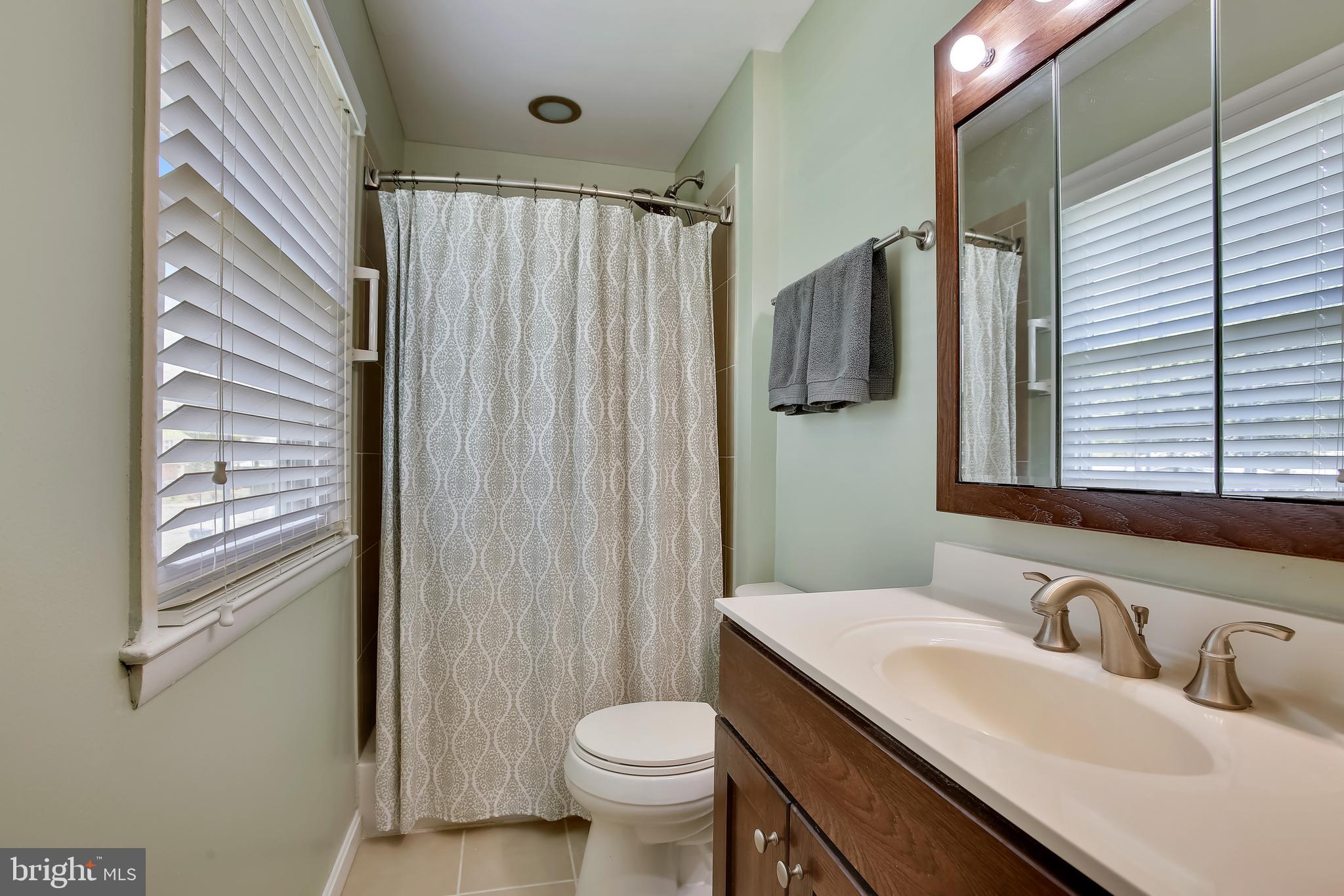 6529 Deepford Street Springfield, VA 22150 - Photo 19 of 41 Primary Bath