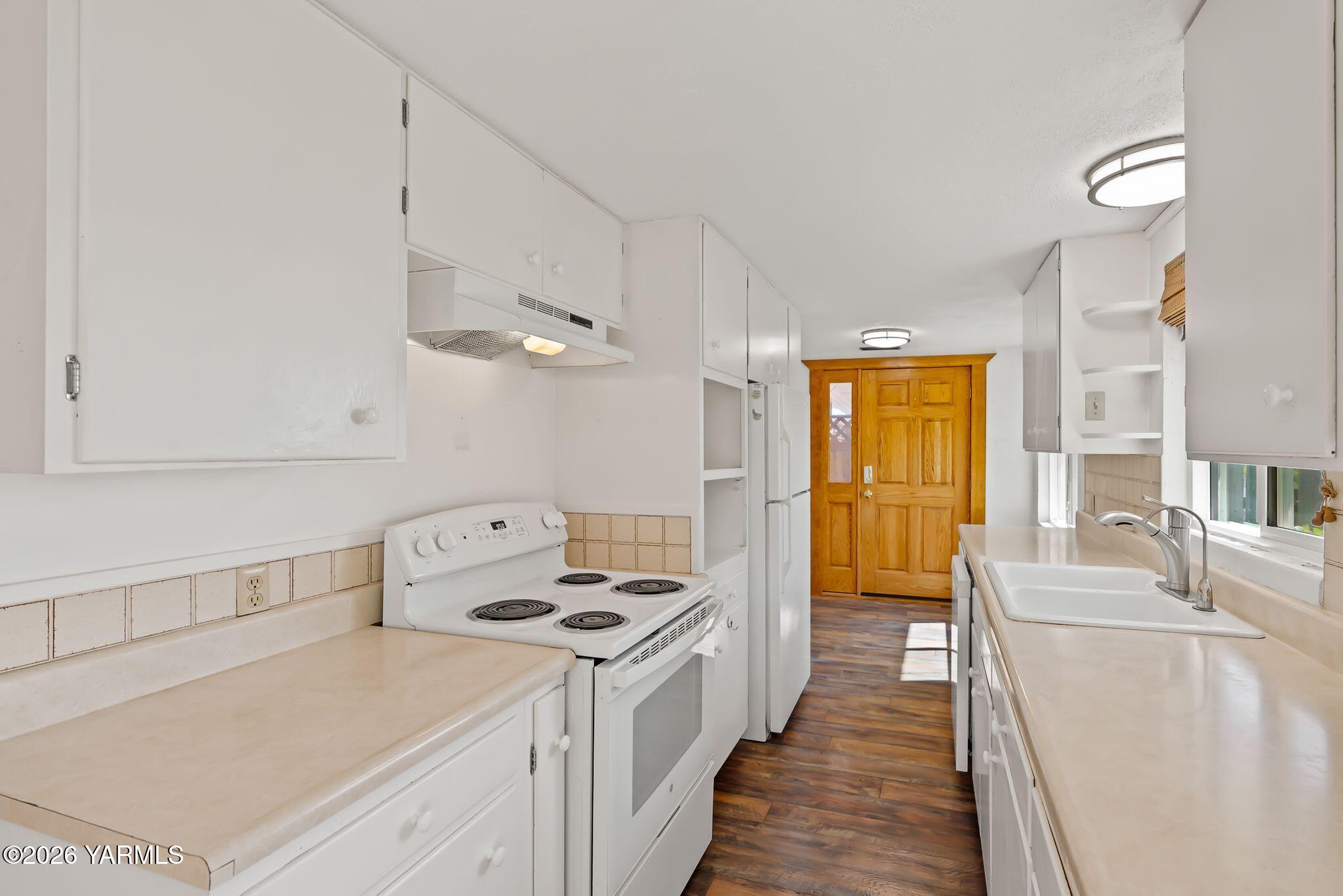 3690 Konnowac Pass Road Wapato, WA 98951 - Photo 11 of 39 Kitchen
