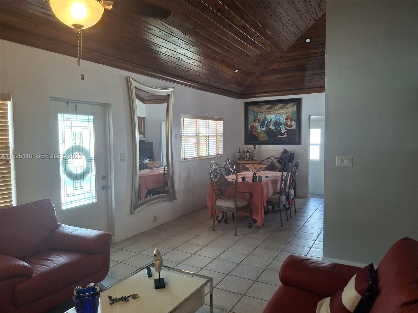 29 Bonefish Avenue Key Largo, FL 33037 - Photo 24 of 31 a living room with furniture and a window