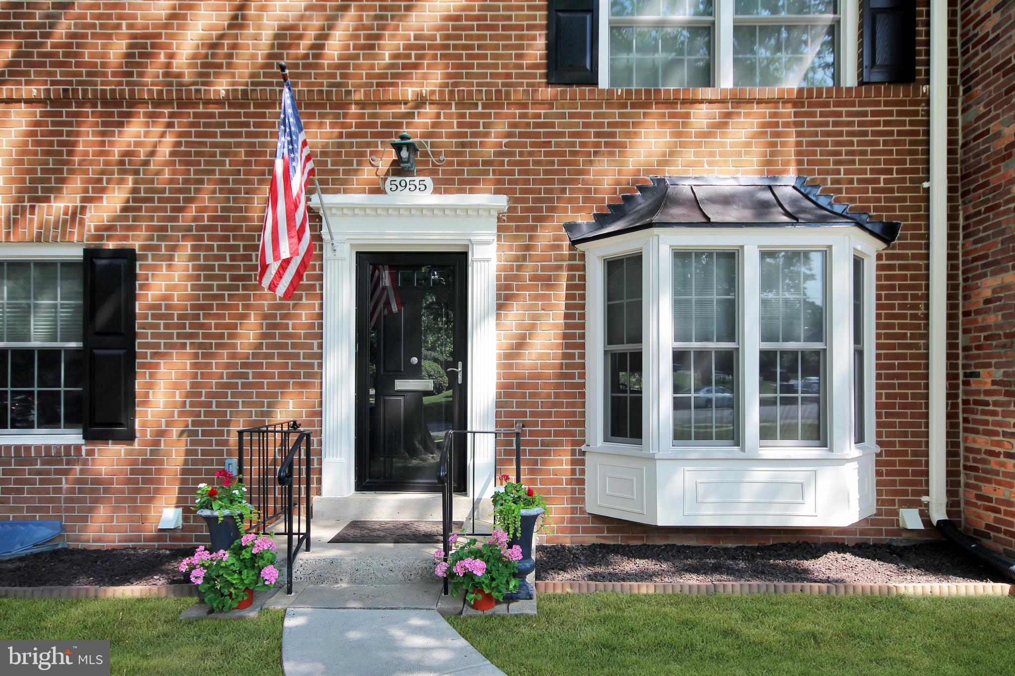 5955 Queenston Street Springfield, VA 22152 - Photo 3 of 63 Immaculate and Ready for New Owners!
