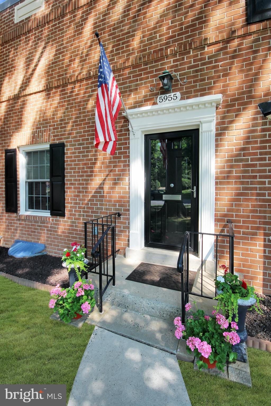 5955 Queenston Street Springfield, VA 22152 - Photo 4 of 63 All Brick Town Home!
