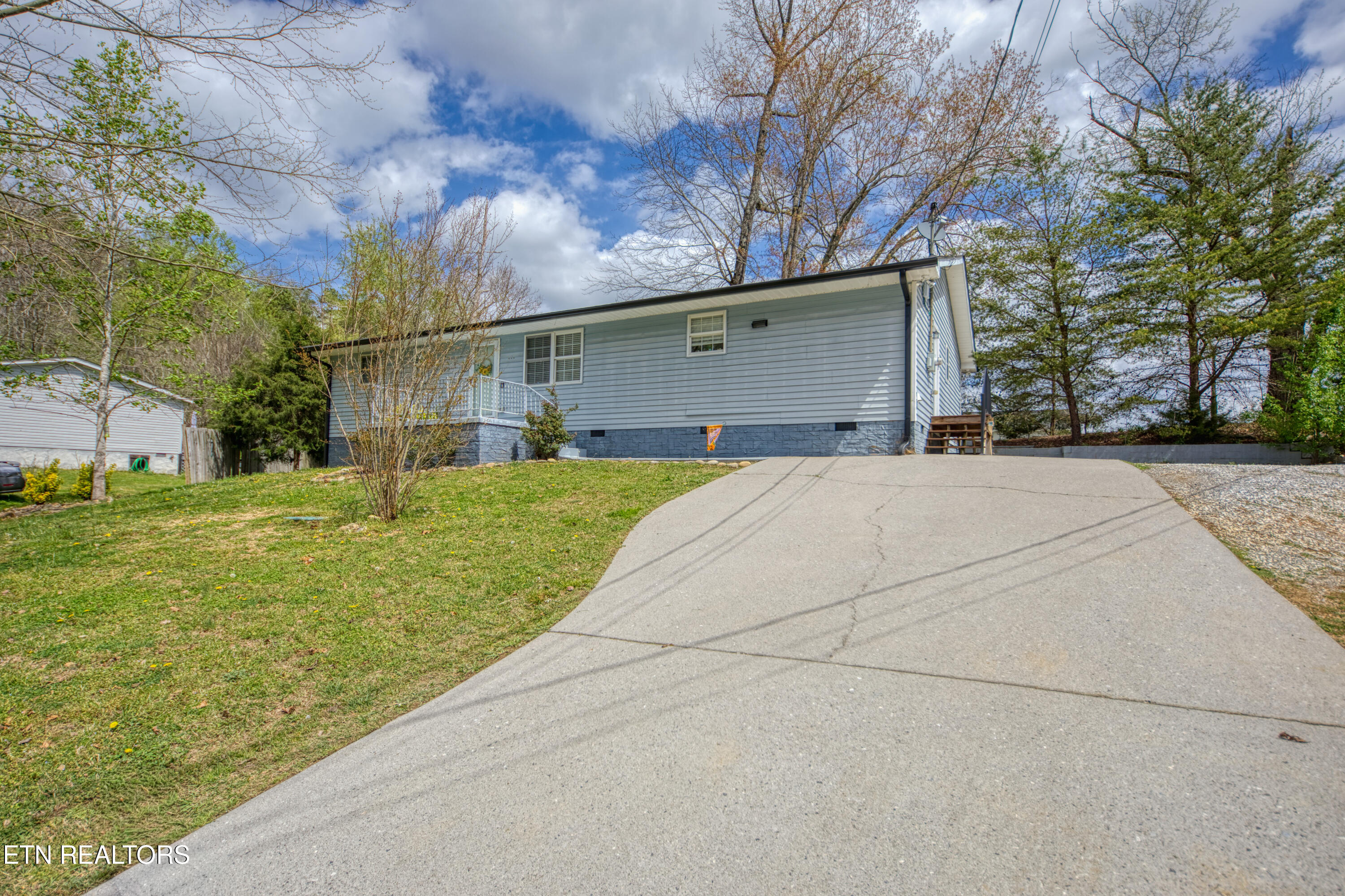 162 Torikait Lane Powell, TN 37849 - Photo 3 of 21 0H3A6399_3