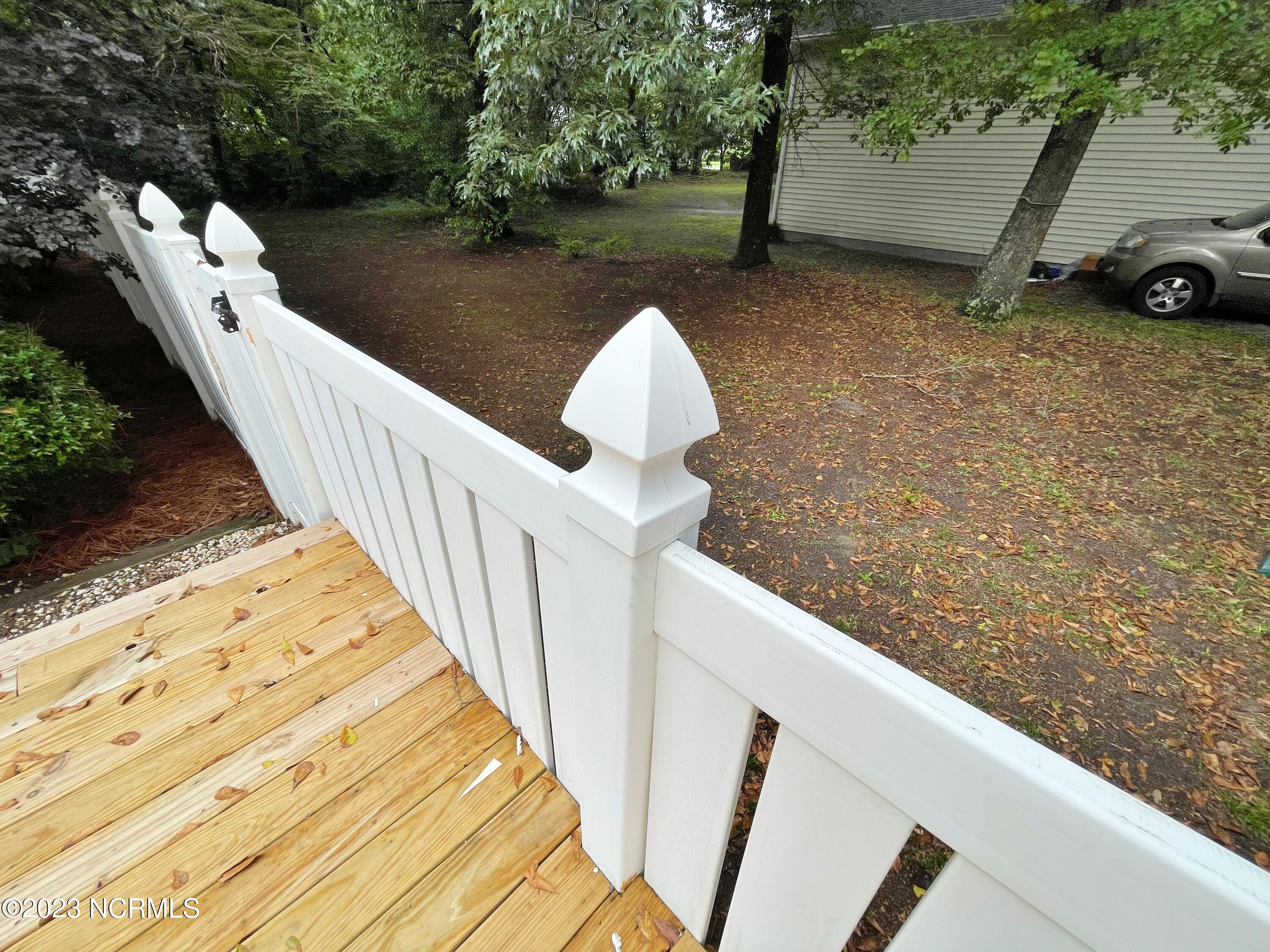552 Deer Run Road New Bern, NC 28562 - Photo 49 of 59 white vinyl fence