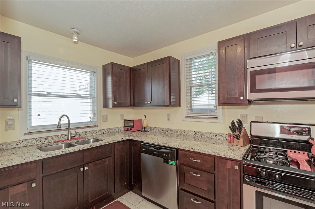 18019 Windward Road Cleveland, OH 44119 - Photo 11 of 35 Gallery Image 11