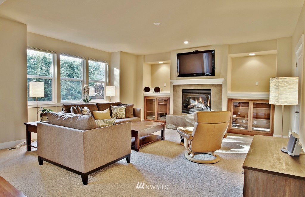 2020 Ferndale Avenue Northeast Renton, WA 98056 - Photo 5 of 24 Gallery Image 5