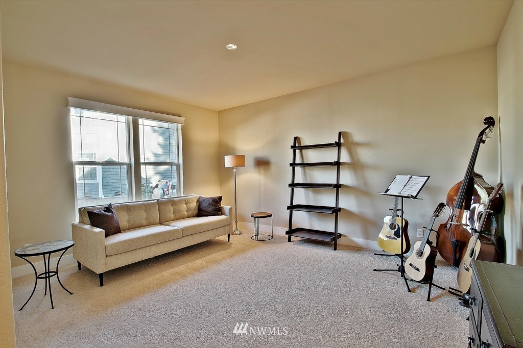 2020 Ferndale Avenue Northeast Renton, WA 98056 - Photo 9 of 24 Gallery Image 9