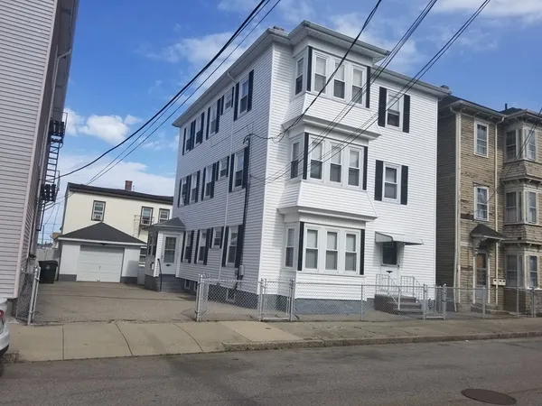 $2,000 | 117 Thomas Street, Unit 2, Fall River, MA 02723