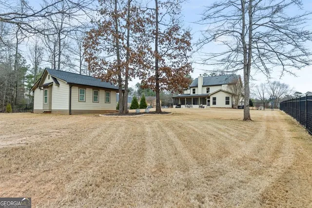 a view of a house with a yard