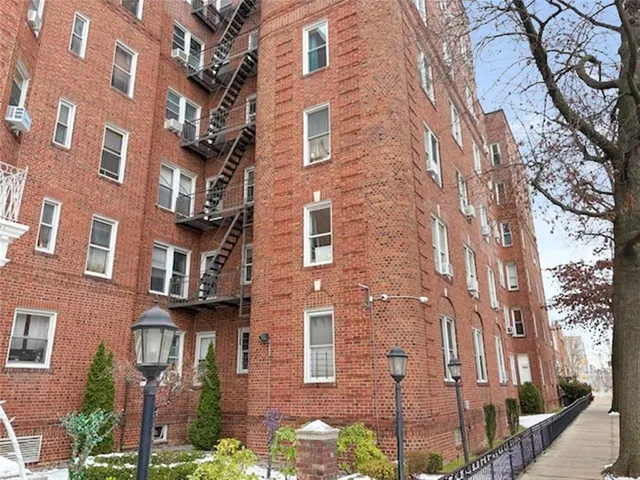 $349,900 | 601 79th Street, Unit E20 | Bay Ridge