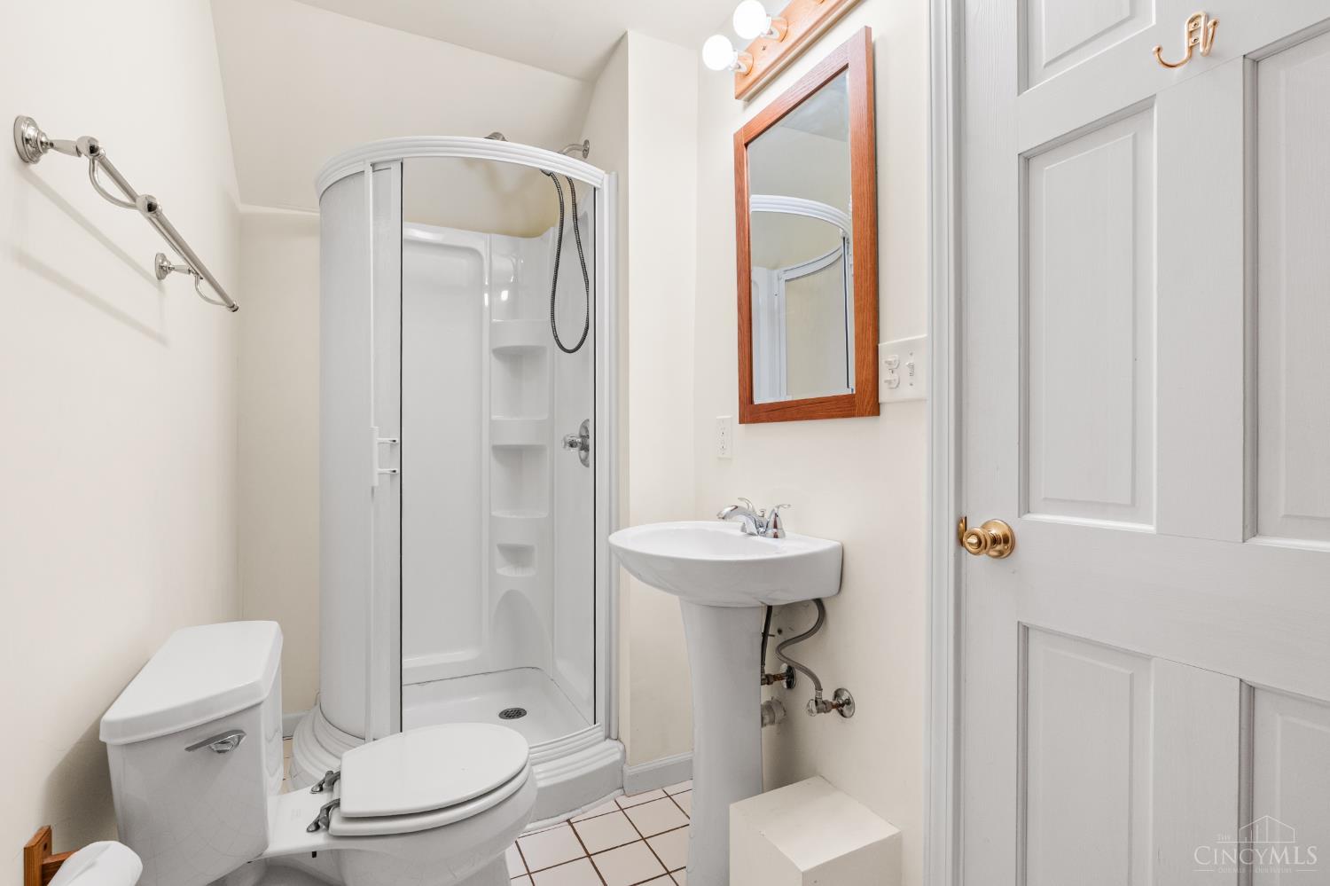 5856 Blue Rock Road Cincinnati, OH 45247 - Photo 24 of 51 Upstairs full bathroom