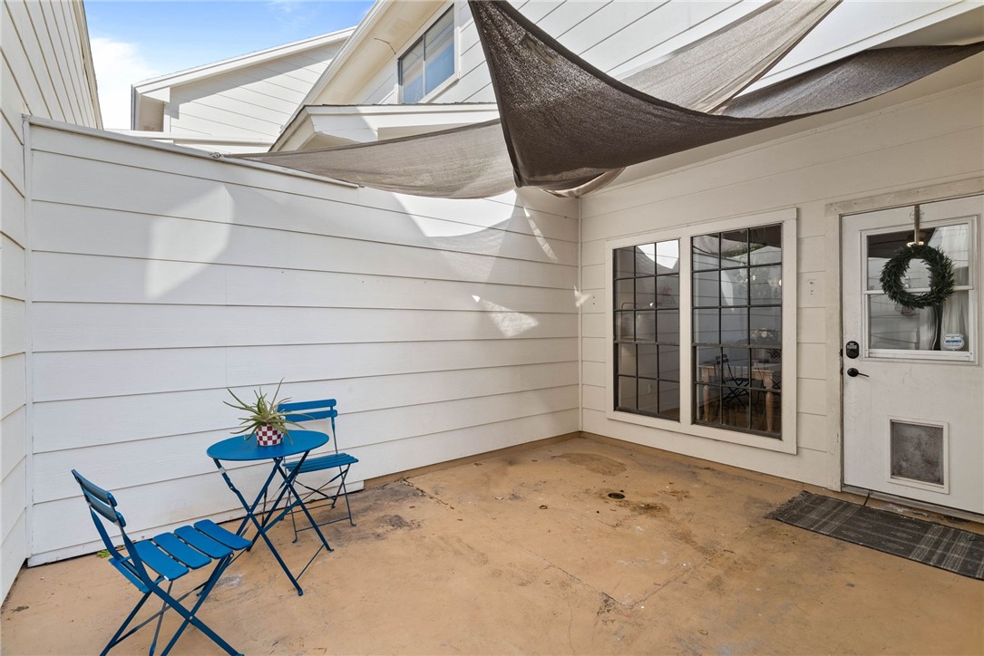 3025 Quail Springs Road, Unit B11 Corpus Christi, TX 78414 - Photo 19 of 20 a window with a table in it