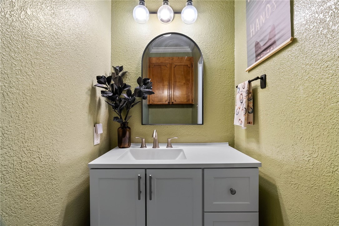 3025 Quail Springs Road, Unit B11 Corpus Christi, TX 78414 - Photo 8 of 20 a bathroom with a sink and a mirror
