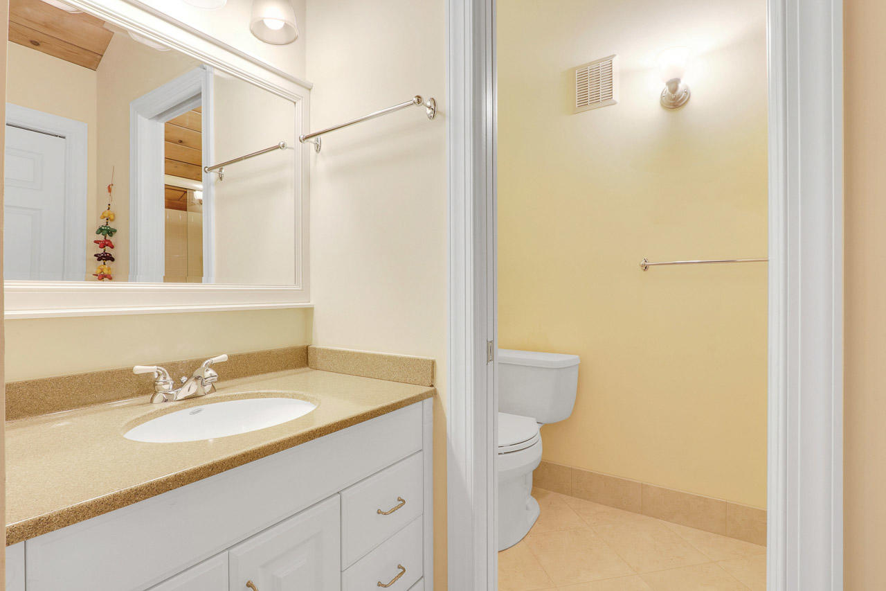 112 Bluefish Circle Jupiter, FL 33477 - Photo 17 of 28 Loft bathroom