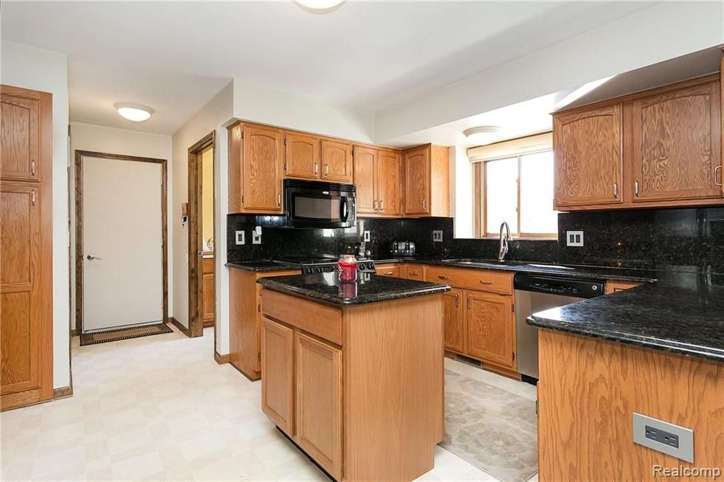 997 Norcross Drive Rochester Hills, MI 48307 - Photo 7 of 45