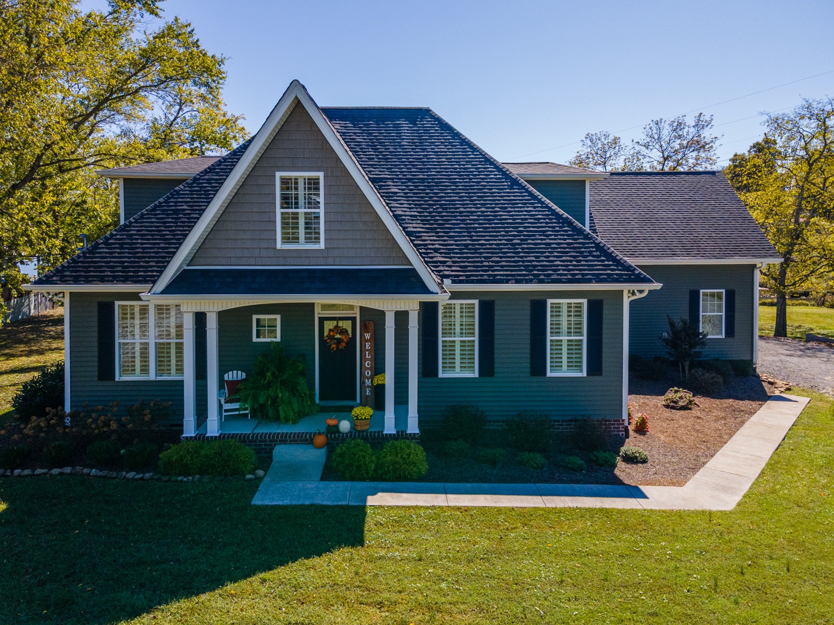 4275 Cairo Bend Road Lebanon, TN 37087 - Photo 4 of 41 a front view of a house with garden