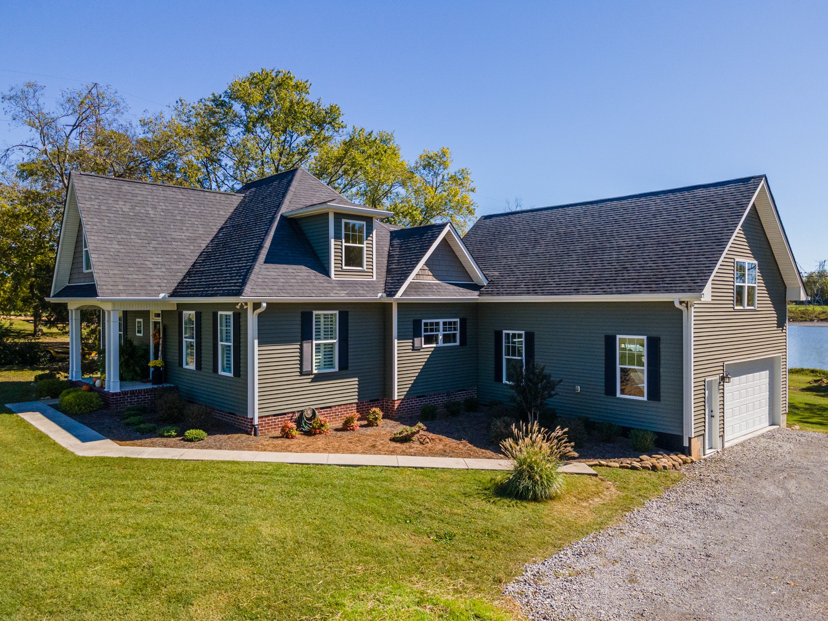 4275 Cairo Bend Road Lebanon, TN 37087 - Photo 5 of 41 a front view of a house with garden