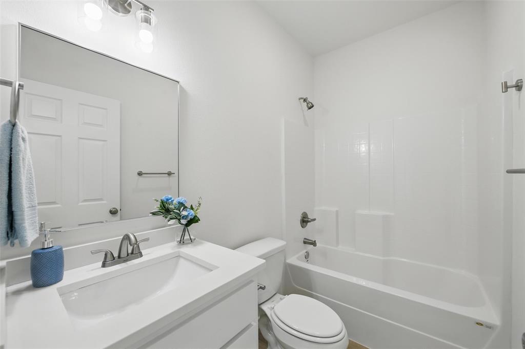 112 Cedar Shadow Lane Whitney, TX 76692 - Photo 20 of 28 a bathroom with a sink a toilet and bathtub