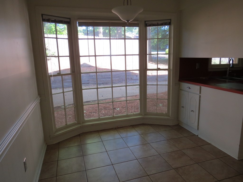 1208 North Ridge Drive Lexington, GA 40509 - Photo 7 of 20 Kitchen dining area