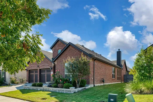a view of a house with backyard and a tree