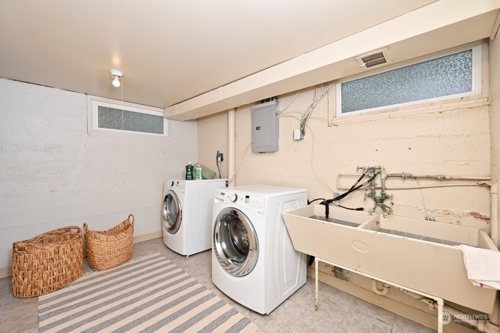 6037 Fauntleroy Way Southwest Seattle, WA 98136 - Photo 33 of 37 a utility room with dryer and washer