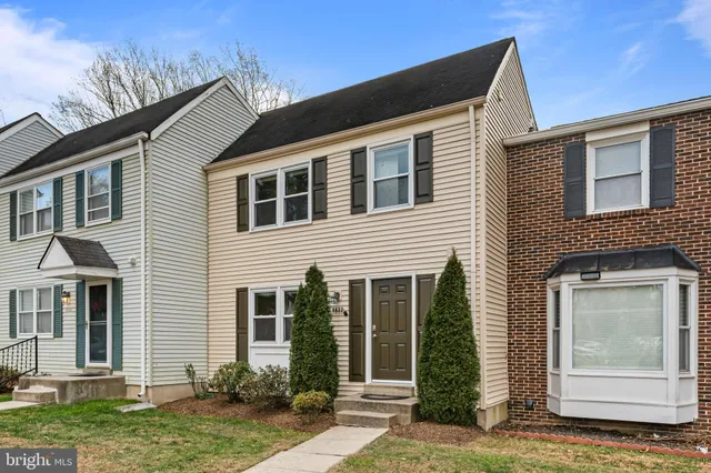 a view of a yard in front of house