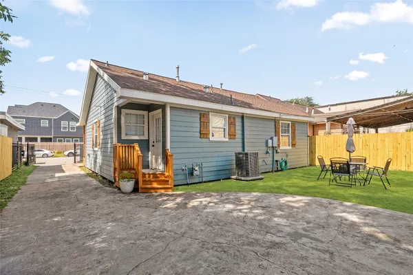 a view of a house with backyard and porch